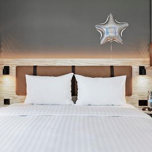 Moxy Queen Sleeper Guest room 1 Queen