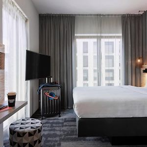 Moxy Corner Room Guest room 1 Queen Corner room